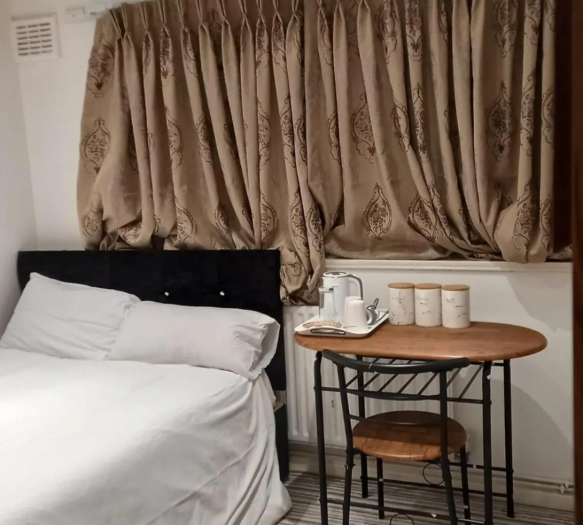 Superb Double Room In A House Plumstead